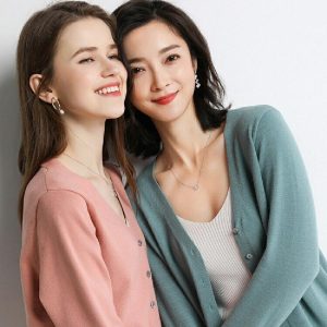 カーディガン ニット 長袖 Vネック トップス レディース 女性 婦人 薄手 無地 単色 シンプル おしゃれ かわいい 定番 カラバリ豊富